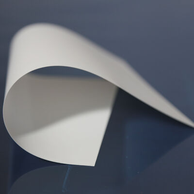 Film de base PET bleu transparent, film durable adapté aux applications d'emballage industriel et d'impression, offrant un coût raisonnable